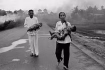 Những sự thật ít biết quanh bức ảnh “Em bé Napalm“