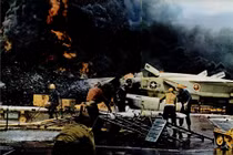 Ảnh khủng khiếp về thảm họa tàu sân bay Mỹ ở Việt Nam