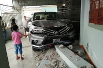 Hai bà cháu thoát chết khi xe bán tải lao vào nhà