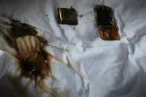  Hãy dừng ngay việc ôm điện thoại lên giường ngủ 