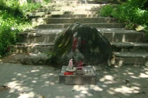 Lạ kỳ hòn đá thần “phá” sóng điện thoại trong ngôi cổ tự 