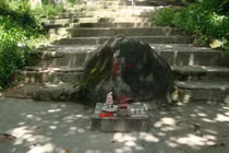 Lạ kỳ hòn đá thần “phá” sóng điện thoại trong ngôi cổ tự 