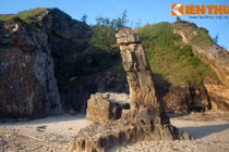Cận cảnh hai khối đá tự nhiên “nhạy cảm” nhất Việt Nam