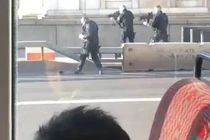 Khoảnh khắc cảnh sát bắn hạ nghi phạm khủng bố gần cầu London