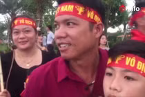 Video: Xe chở đội Olympic Việt Nam đổi lộ trình, hàng nghìn CĐV hụt hẫng 