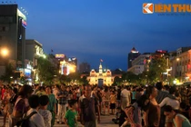 “Bao vây” phố đi bộ Nguyễn Huệ chờ xem bắn pháo hoa