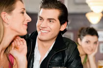 Không ly hôn để bảo toàn quan lộ, chồng muốn cả 2 người tình