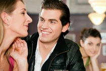 Không ly hôn để bảo toàn quan lộ, chồng muốn cả 2 người tình