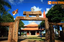 Cận cảnh ngôi chùa có cổng tam quan lạ lùng nhất VN