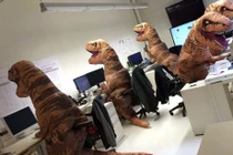 Lộ diện loạt ảnh đáng “trăn trở” ở nơi công sở