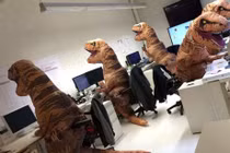 Lộ diện loạt ảnh đáng “trăn trở” ở nơi công sở