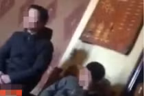 Chồng ngoại tình, vợ quỳ gối khóc thảm