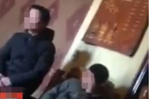 Chồng ngoại tình, vợ quỳ gối khóc thảm