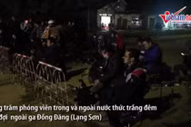 Video: Phóng viên quấn chăn ngủ gật, thâu đêm đưa tin tại ga Đồng Đăng