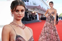 "Thiên thần nội y" Taylor Hill gây choáng với váy cắt xẻ táo bạo ở LHP Venice