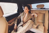 Hương Giang chơi bạo, diện vest không nội y thả rông vòng 1 