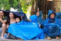 Người dân đội mưa ngắm pháo hoa 70 năm Quốc khánh 2/9