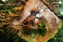 Ngắm núi lửa từ vũ trụ đẹp mê mẩn