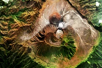 Ngắm núi lửa từ vũ trụ đẹp mê mẩn