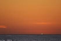 Tận mục khoảnh khắc hiếm Mặt trời chuyển màu xanh tại Scotland