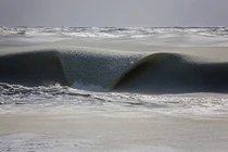 Khó tin cảnh tượng sóng biển đang cuộn chảy đóng băng 