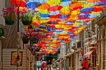 Kỳ lạ ngõ phố toàn ô màu sắc chói lòa 