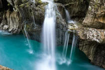 Dòng sông kỳ lạ chảy trong xanh, đẹp ngỡ chốn tiên cảnh