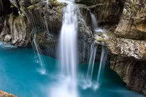 Dòng sông kỳ lạ chảy trong xanh, đẹp ngỡ chốn tiên cảnh