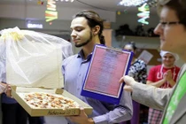 Kỳ quặc người đàn ông cưới… bánh pizza về làm vợ