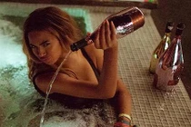 Beyonce tắm sành điệu với rượu trăm triệu 