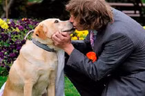 Tình yêu lứa đôi lạ thường giữa người và động vật