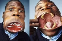 "Dị nhân miệng rộng" ngậm vừa lon coca