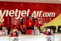 Lạ mắt trang phục mới mừng 40 năm thống nhất của Vietjet