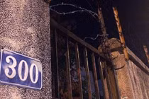 Đua nhau đột nhập nhà ma Kim Mã, khoe ảnh trên mạng 