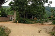 Người đàn ông tự dưng nổi điên, đuổi đánh 6 người