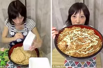 Cô gái nhỏ lập kỷ lục ăn bát mỳ nặng gần 4kg