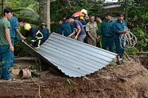 Kinh hoàng nhà trôi tuột xuống sông, 4 người suýt chết đuối