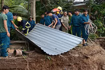Kinh hoàng nhà trôi tuột xuống sông, 4 người suýt chết đuối