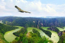 Những vùng sông, hồ màu sắc kỳ quái nhất thế giới