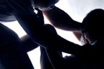 Yêu râu xanh bị vợ bắt quả tang hiếp dâm bé gái