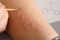 Kỳ lạ cô giáo dùng da tay làm bảng vẽ dạy học