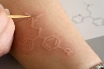 Kỳ lạ cô giáo dùng da tay làm bảng vẽ dạy học