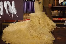 Kỳ diệu chiếc váy cưới làm từ 22.000 chiếc lông ngỗng