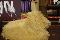 Kỳ diệu chiếc váy cưới làm từ 22.000 chiếc lông ngỗng