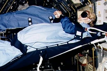 Phi hành gia ngủ thế nào khi lơ lửng ngoài vũ trụ?
