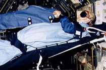 Phi hành gia ngủ thế nào khi lơ lửng ngoài vũ trụ?