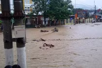 Dân liều mạng cứu xe máy giữa lũ ống ở Điện Biên