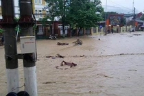 Dân liều mạng cứu xe máy giữa lũ ống ở Điện Biên