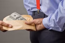 Bên Tây, bệnh nhân đút lót bác sĩ như thế nào?