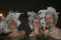 “Quái nhân” chui xuống nước tắm để tóc đóng băng